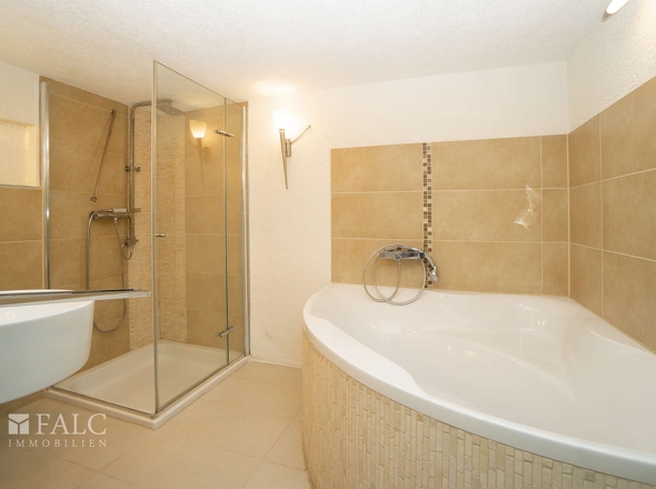 Badezimmer im Untergeschoss