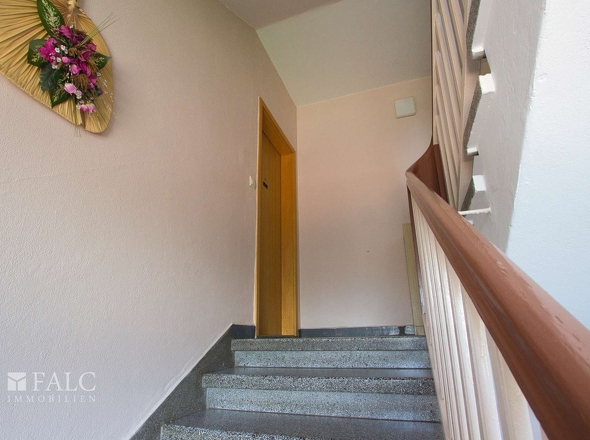 Treppenhaus und Eingangstür 