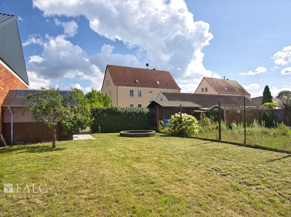 Blick aus dem Garten Richtung Haus