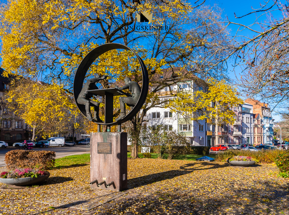 Nur wenige Schritte vom Hauseingang entfernt: ein Stück Lebensqualität mit Skulptur...