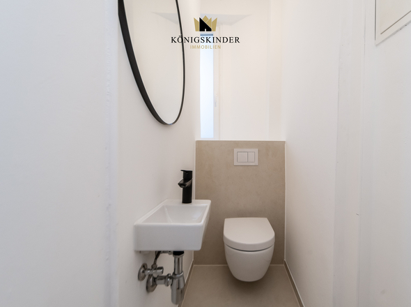 Das separate WC überzeugt mit klarem, modernem Design 