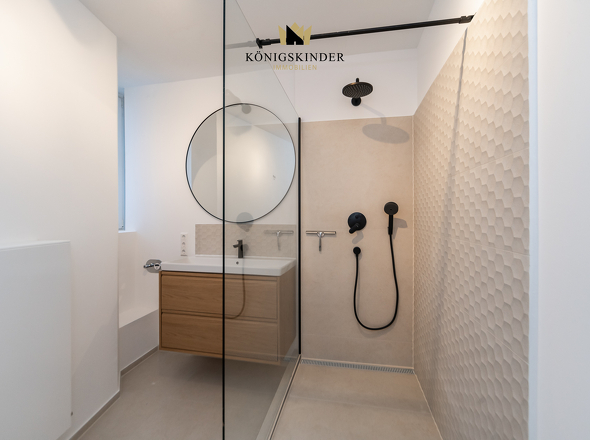 bodentiefer Dusche, schwarze Armaturen und strukturierte Fliesen -ein Hingucker 