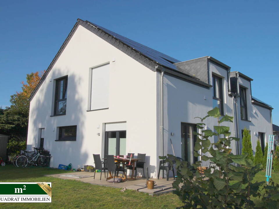 DHH in KfW40plus-Qualität mit bodentiefen Fensterelementen u. elektr. Außenjalousien