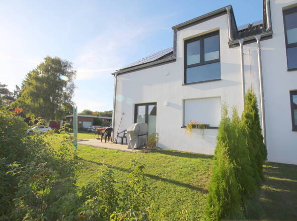 Blick auf DHH mit grünem Garten u. Terrasse