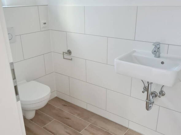 Gäste-WC mit Fliesen in Holzoptik