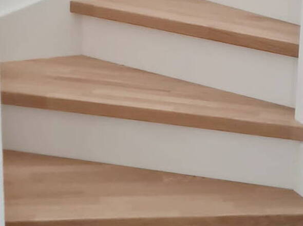 Holztreppe mit effizienter LED-Beleuchtung