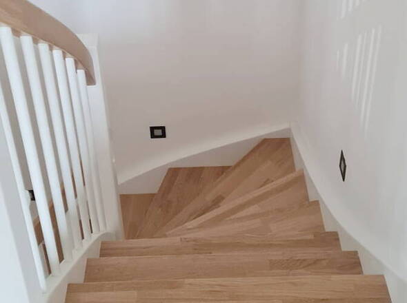 Hochwertige Holztreppe ins EG