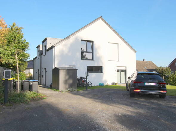 Straßenansicht DHH aus 2022 mit PKW-Stellplätzen inkl. Wallbox