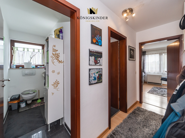 Flur mit Zugang zu separatem WC, Badezimmer und Schlafzimmer