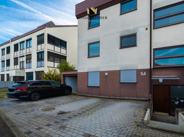 Eingangsbereich mit Garage und zusätzlichem Stellplatz