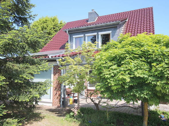 Gartensicht auf Haupthaus mit überdachter Süd-Terrasse u. Wintergarten