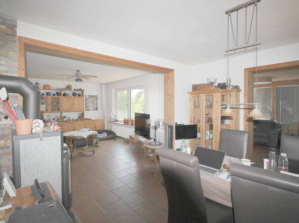 Offener Wohn- und Essbereich mit Zugang zum Wintergarten