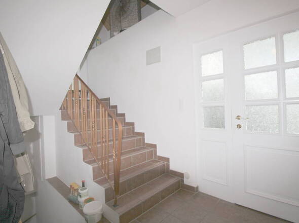 Eingangstür Haupthaus u. Treppenaufgang ins OG