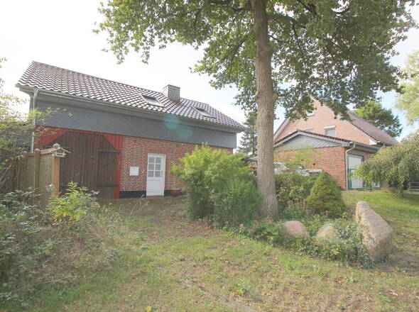 Eingangsbereich mit Remise Nebenhaus