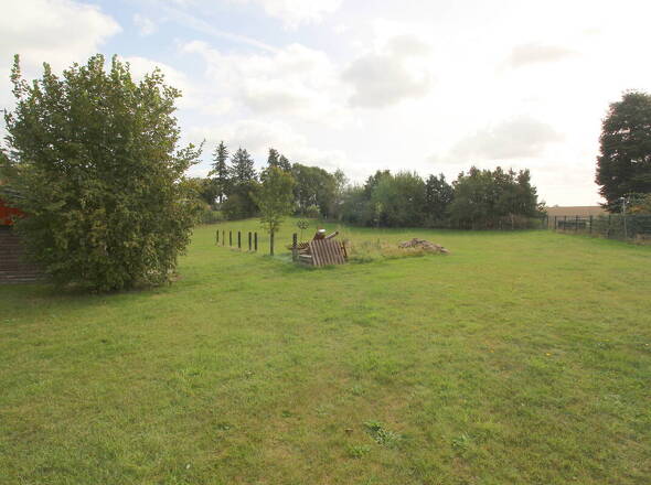 Großzügiger Gartenbereich mit besonderer Feldrandlage