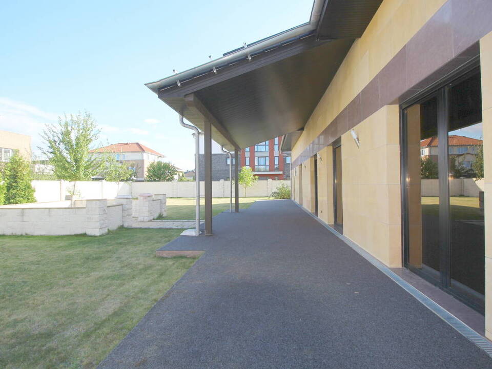 Großzügiger überdachter Terrassenbereich u. Freisitz