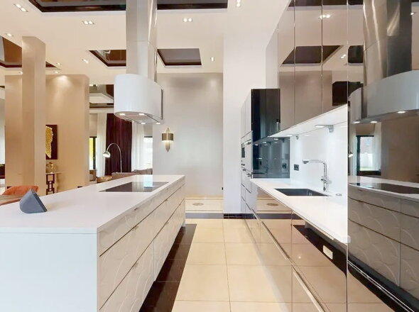 Wohnküche mit Markengeräten u. insg. 2 Geschirrspülern