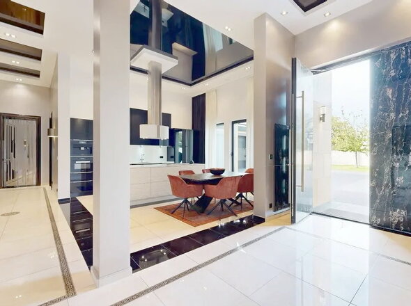 Blick auf Eingangsbereich, Einbauküche u. Schlafzimmerflur