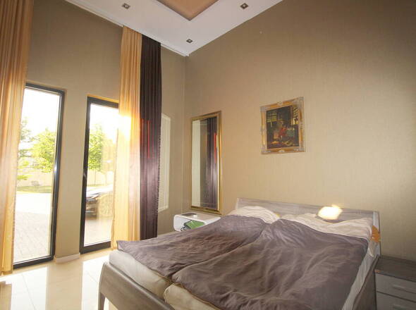 Eltern-Schlafzimmer mit sep. Ankleidebereich