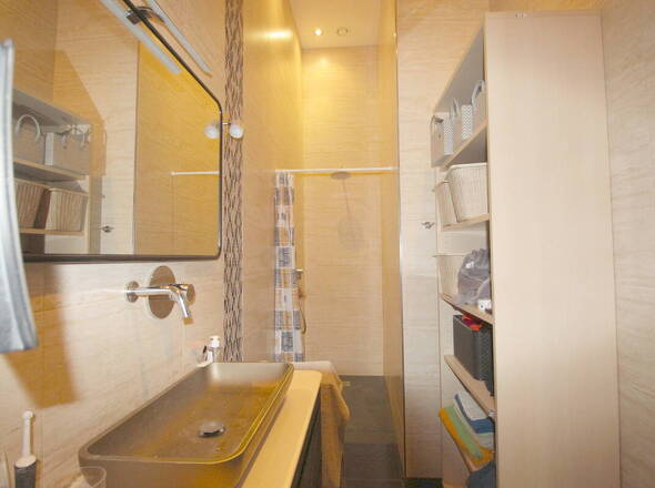 Ankleide mit Waschtisch u. Dusche