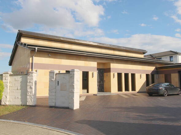 Hofeinfahrt und Doppelgarage Anwesen