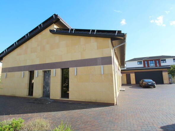 Doppelpultdach mit Nebeneingang Büro u. Doppelgarage