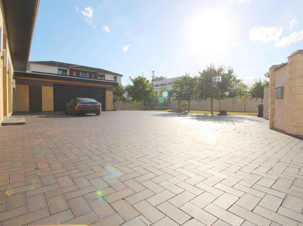 Großer Einfahrtsbereich mit Parkmöglichkeiten