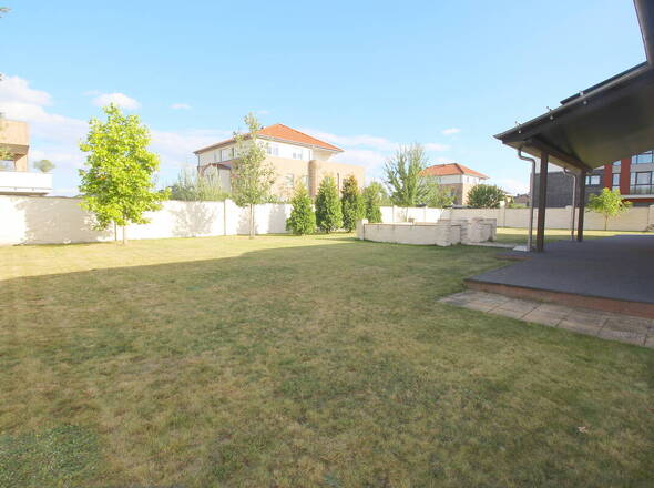 Parkähnlicher Garten mit Terrassenbereich