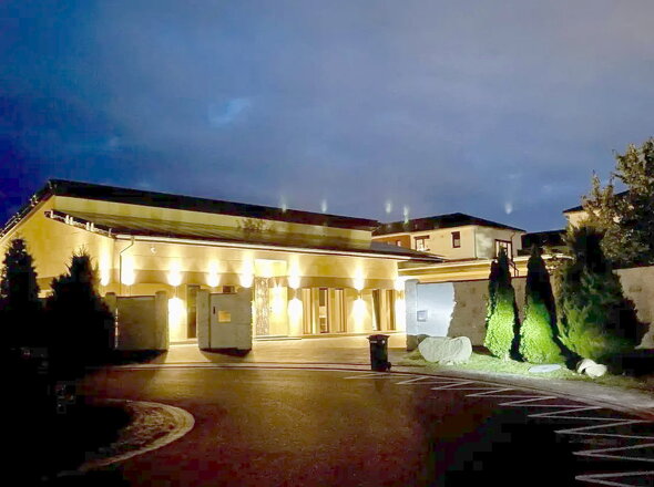 Villa beleuchtet u. angestrahlt bei Nacht