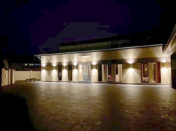 Villa bei Nacht mit Eingangsbereich