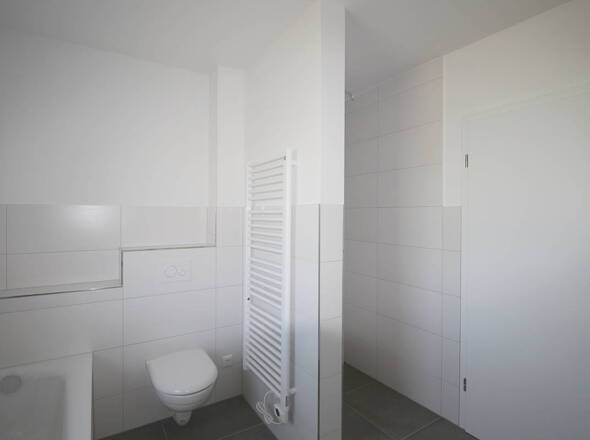 Praktischer Handtucherwärmer nahe Wanne u. Dusche