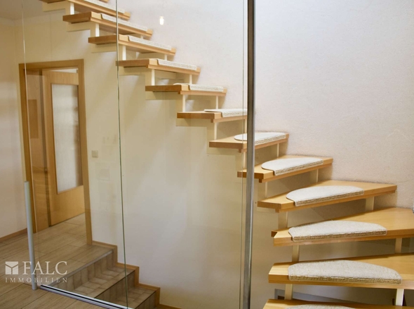 Treppe mit Glasfront