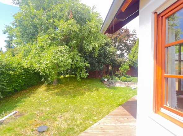 Blick zum Gartenpavillion