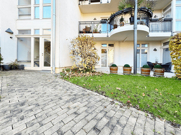 Ansicht Hauseingang und Terrasse