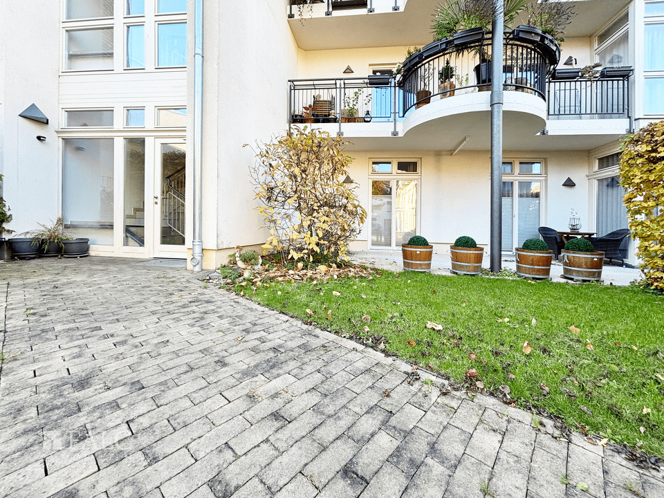 Ansicht Hauseingang und Terrasse