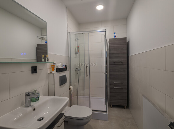 Badezimmer EG Gebäude rechts