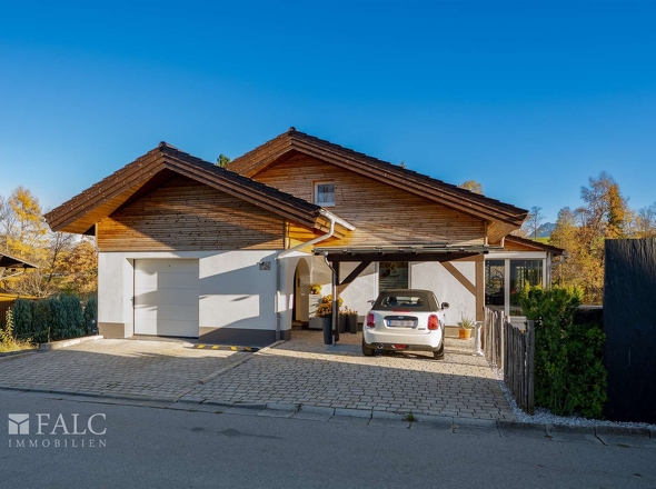 Gebäude mit Einfahrt