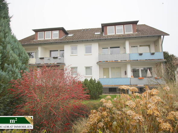 Straßenansicht mit Südwest-Ausrichtung des MFH u. Vorgarten