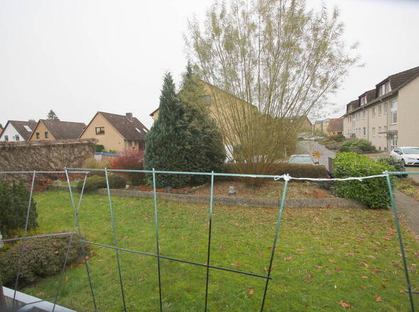 Balkonblick in den Vorgarten und die Nachbarschaft