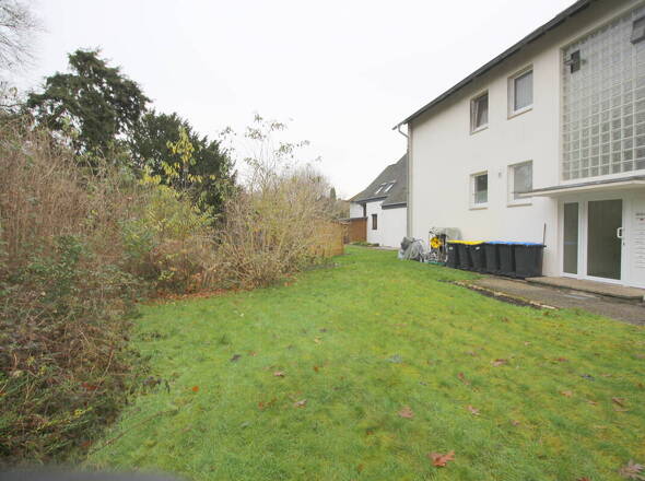 Hinterer Gartenbereich u. MFH-Eingang