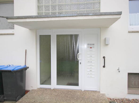 MFH-Eingangsbereich in Nahaufnahme