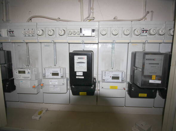 Einige musterhafte Stromzähler der 9 Wohneinheiten