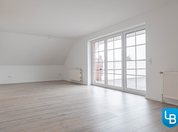 Großzügiges Wohnzimmer mit Zugang zur Dachterrasse