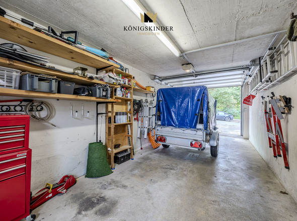  Komfortable Garage mit elektrischem Tor.