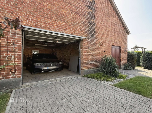 Garage mit elektrischem Tor
