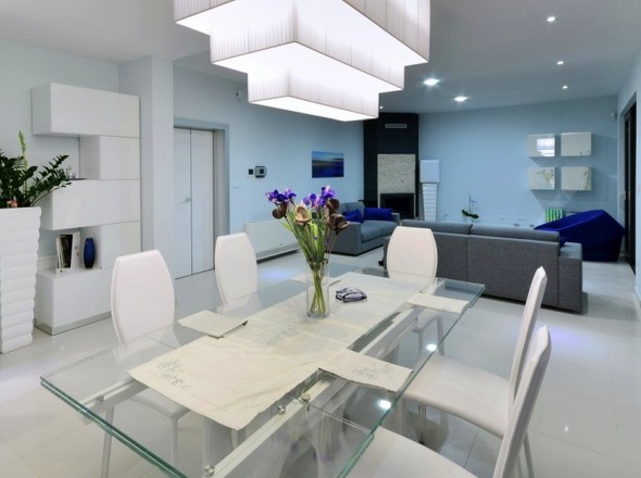 Der Essbereich der modernen Luxusvilla fhrt in den Wohnbereich