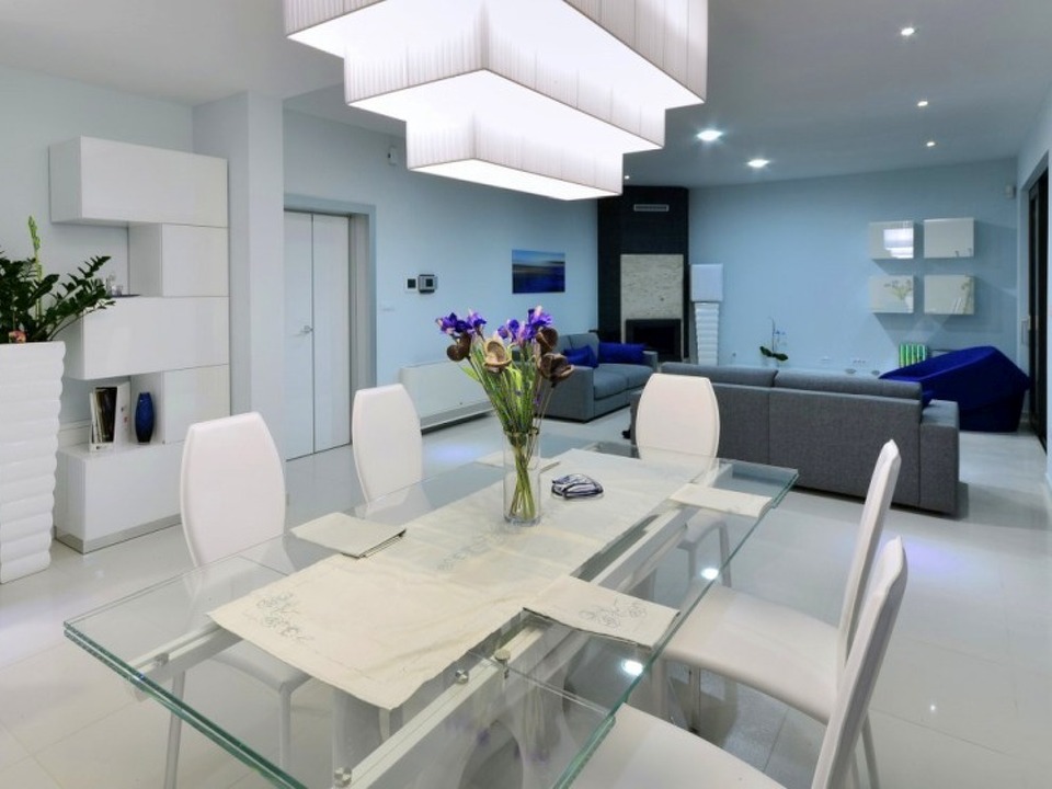 Der Essbereich der modernen Luxusvilla fhrt in den Wohnbereich