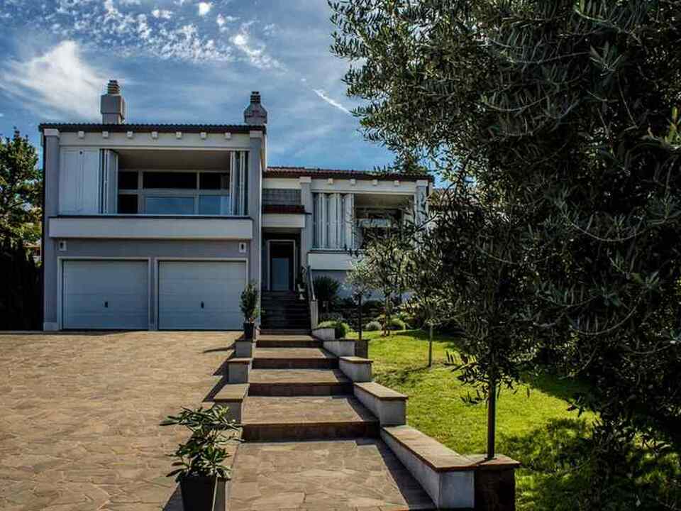 Einfahrt der Villa mit zwei Garagen, welche auf der Insel Krk zum Verkauf steht.