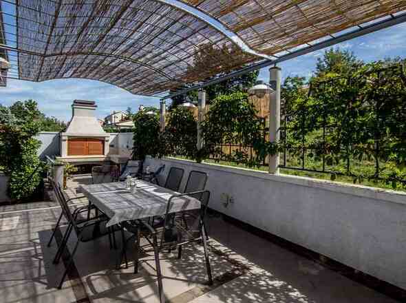 Terrasse mit Barbecue-Grillstelle hinter der Villa - Immobilien Insel Krk.