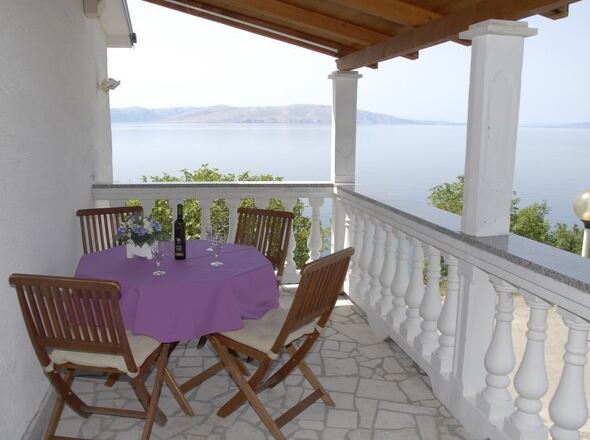 Der Meerblick vom Haus direkt am Meer in Kroatien, das zu kaufen ist. Immobilien direkt am Meer - Panorama Scouting